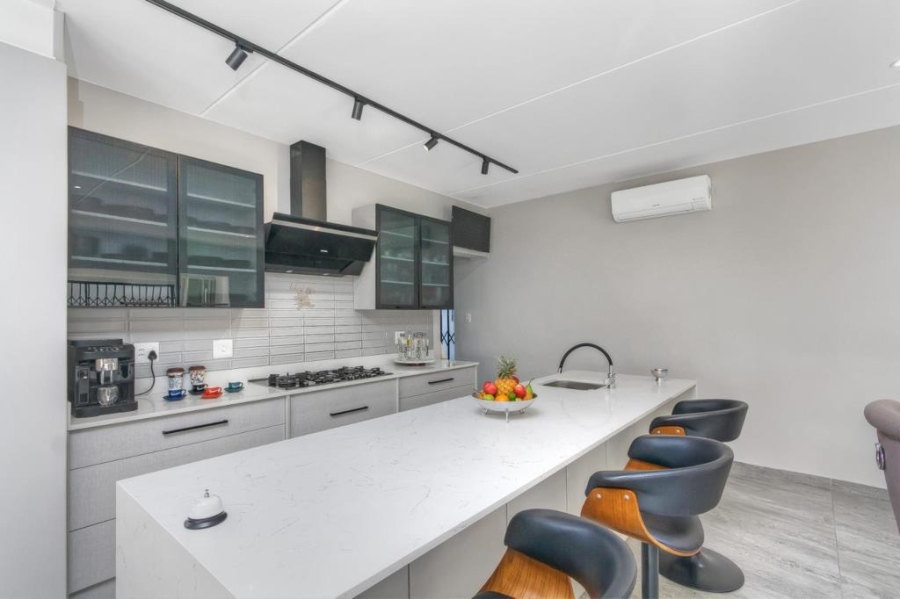 To Let 4 Bedroom Property for Rent in Crowthorne AH Gauteng