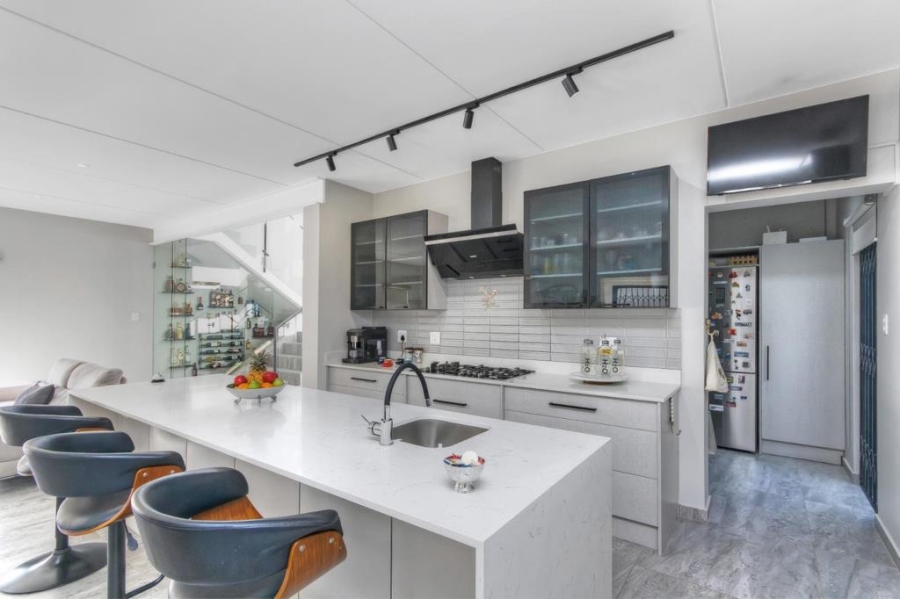 To Let 4 Bedroom Property for Rent in Crowthorne AH Gauteng