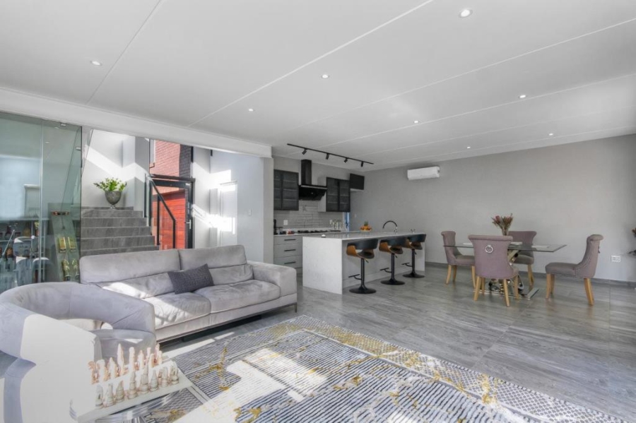 To Let 4 Bedroom Property for Rent in Crowthorne AH Gauteng