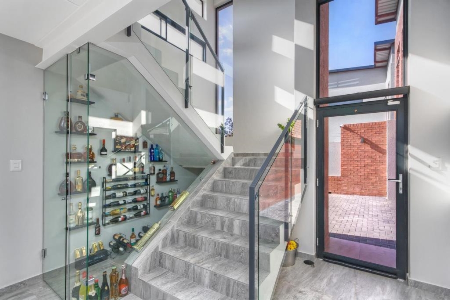 To Let 4 Bedroom Property for Rent in Crowthorne AH Gauteng