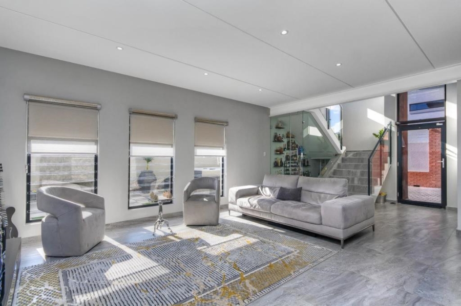 To Let 4 Bedroom Property for Rent in Crowthorne AH Gauteng