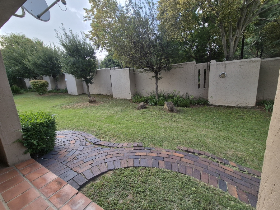 To Let 2 Bedroom Property for Rent in Buccleuch Gauteng