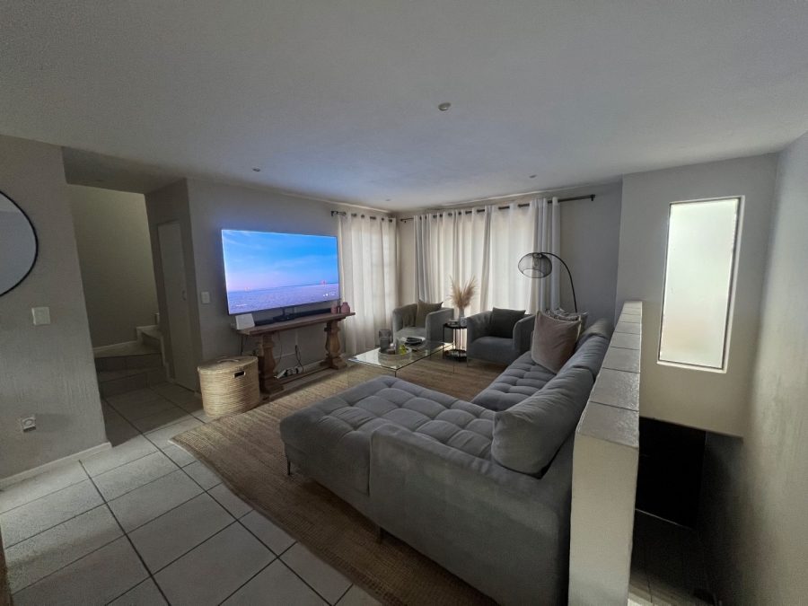 To Let 2 Bedroom Property for Rent in Waverley Gauteng