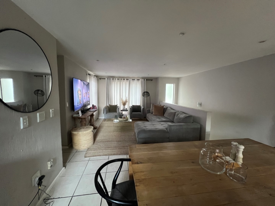 To Let 2 Bedroom Property for Rent in Waverley Gauteng