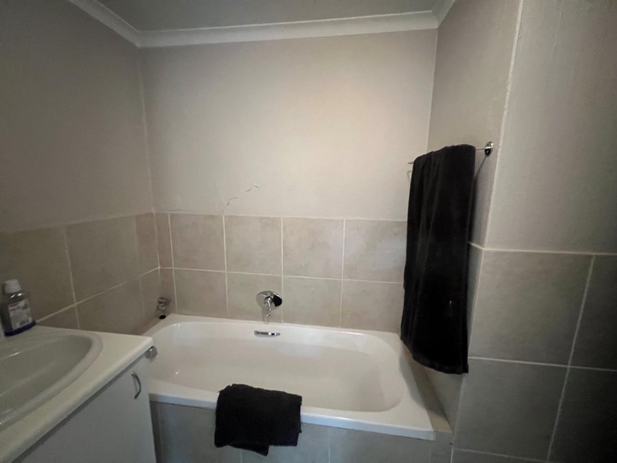 To Let 2 Bedroom Property for Rent in Waverley Gauteng