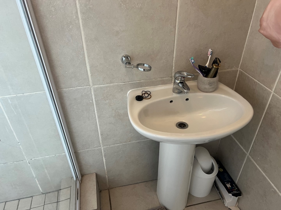 To Let 2 Bedroom Property for Rent in Waverley Gauteng