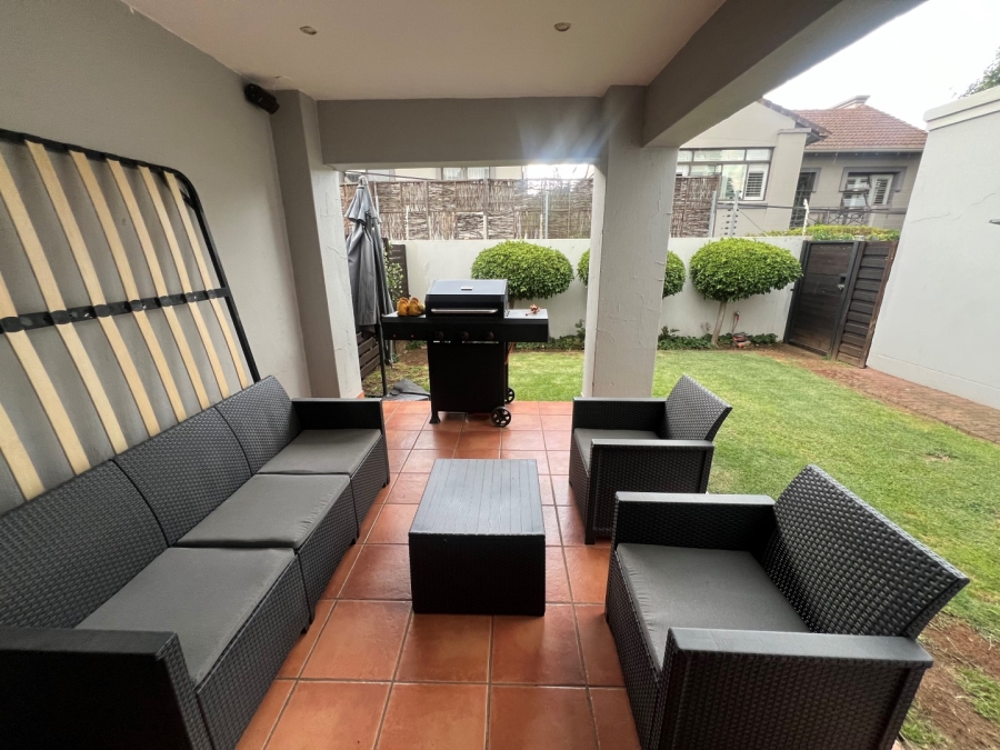 To Let 2 Bedroom Property for Rent in Waverley Gauteng