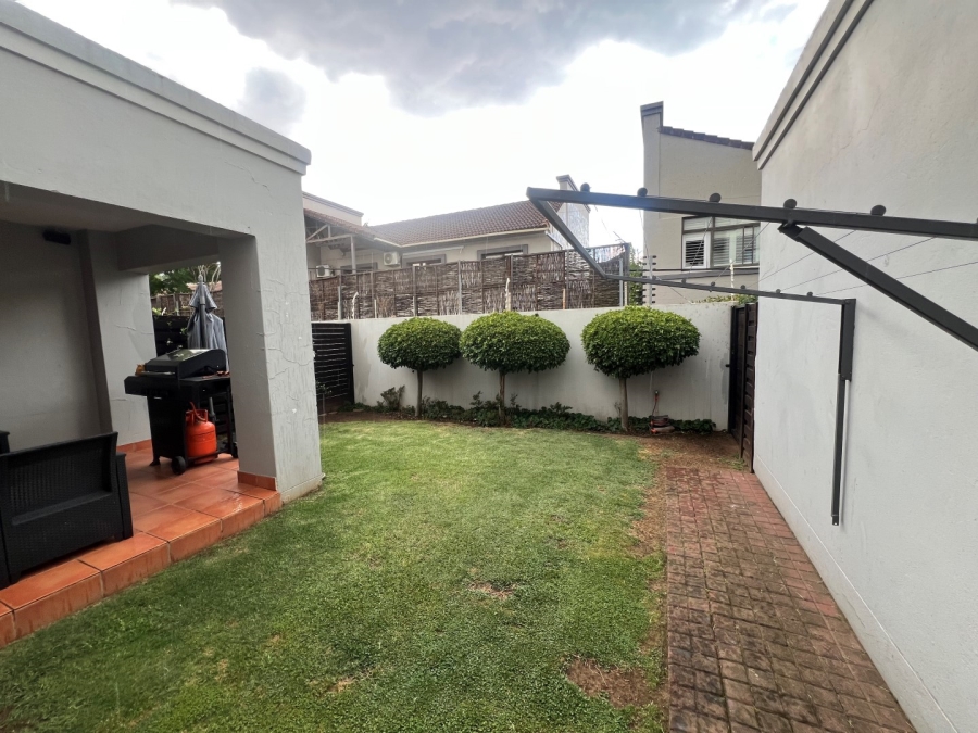 To Let 2 Bedroom Property for Rent in Waverley Gauteng