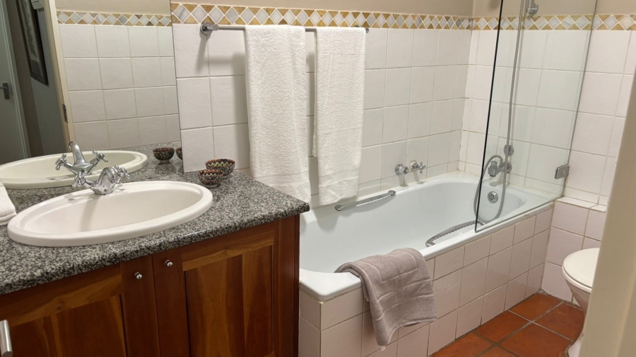 To Let 2 Bedroom Property for Rent in Sandhurst Gauteng