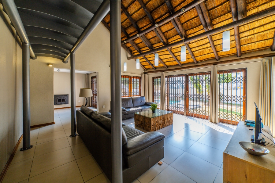 To Let 5 Bedroom Property for Rent in Magaliessig Gauteng