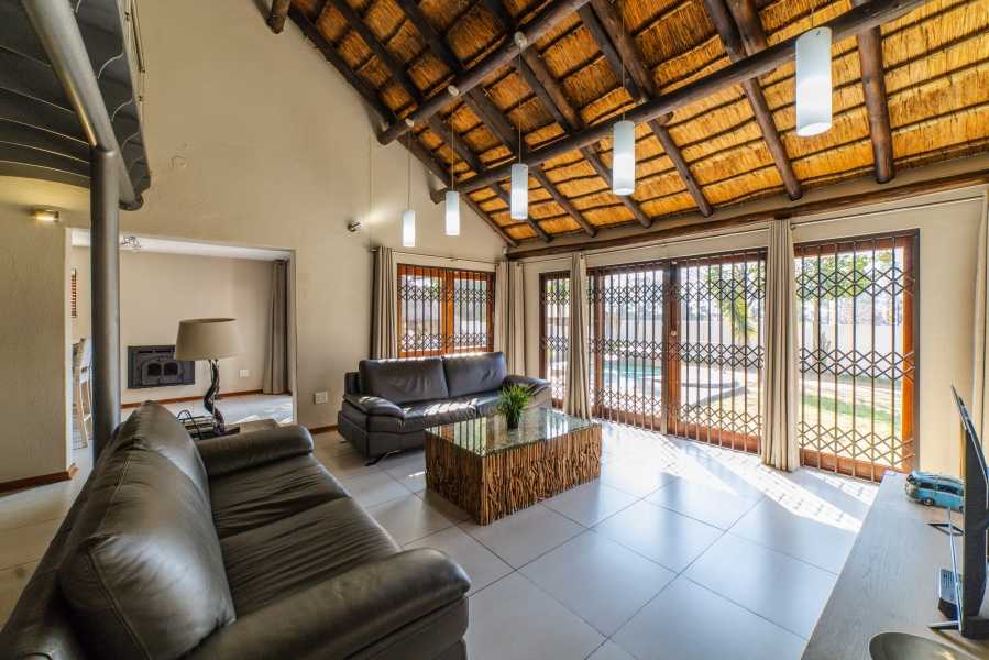 To Let 5 Bedroom Property for Rent in Magaliessig Gauteng