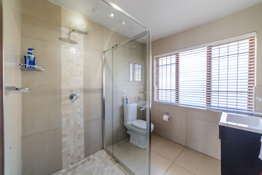 To Let 5 Bedroom Property for Rent in Magaliessig Gauteng