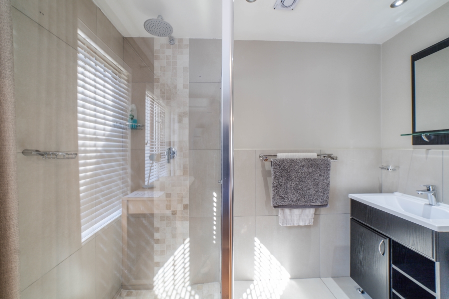 To Let 5 Bedroom Property for Rent in Magaliessig Gauteng