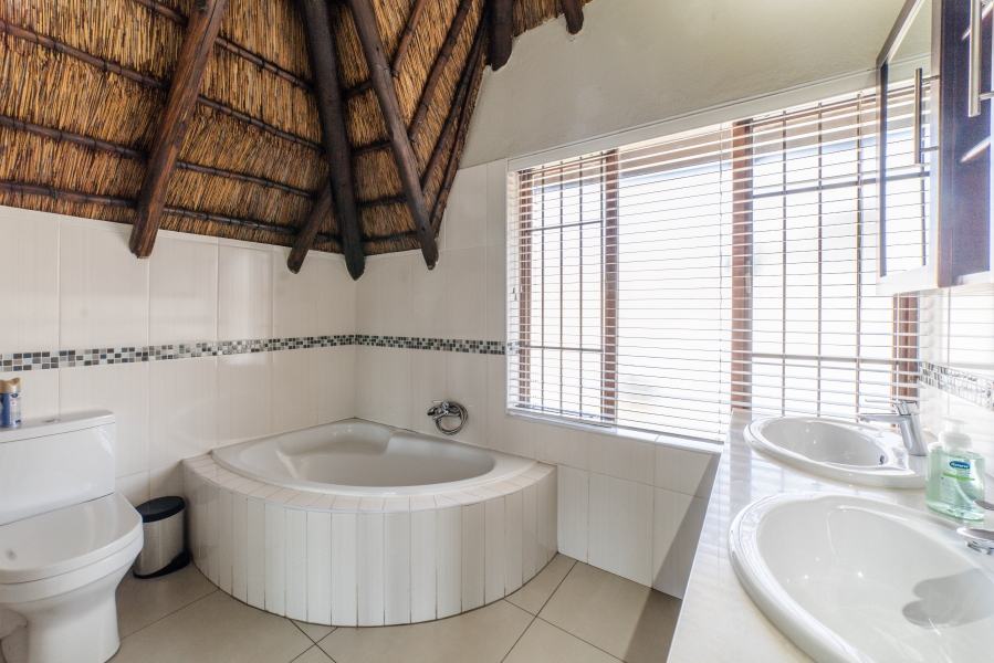 To Let 5 Bedroom Property for Rent in Magaliessig Gauteng