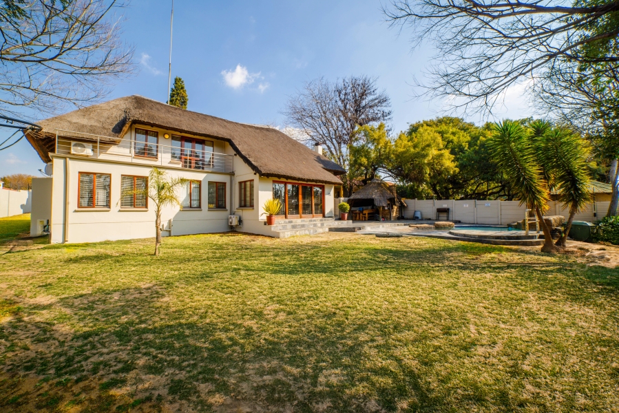 To Let 5 Bedroom Property for Rent in Magaliessig Gauteng