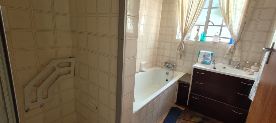 2 Bedroom Property for Sale in Helderkruin Gauteng