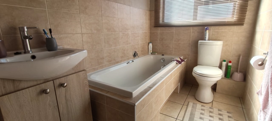 2 Bedroom Property for Sale in Wilgeheuwel Gauteng