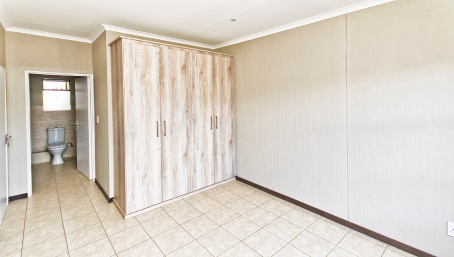 1 Bedroom Property for Sale in Wilgeheuwel Gauteng