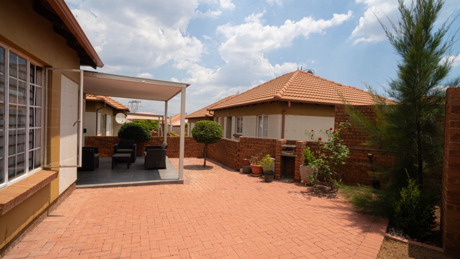 2 Bedroom Property for Sale in The Reeds Gauteng