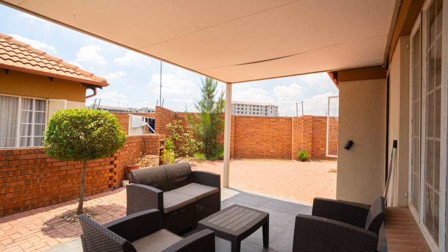 2 Bedroom Property for Sale in The Reeds Gauteng