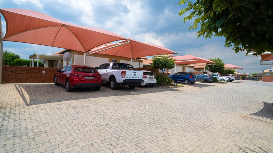 2 Bedroom Property for Sale in The Reeds Gauteng
