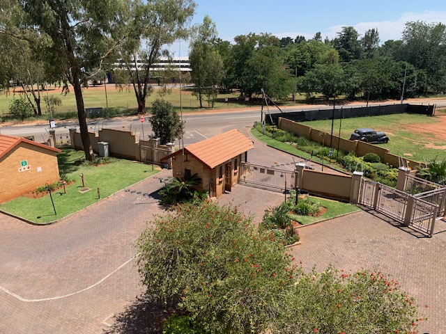 2 Bedroom Property for Sale in Die Hoewes Gauteng