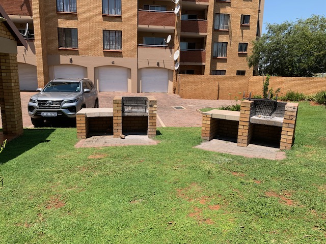 2 Bedroom Property for Sale in Die Hoewes Gauteng