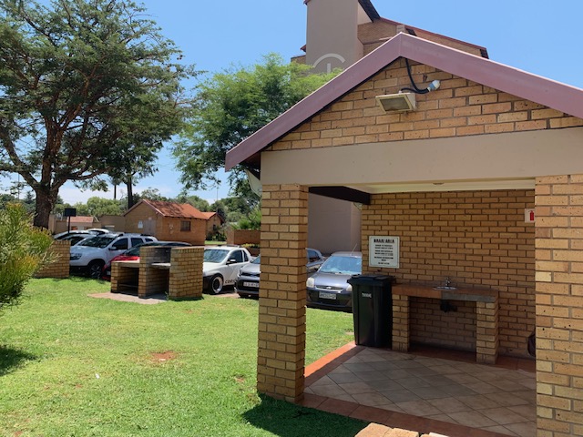 2 Bedroom Property for Sale in Die Hoewes Gauteng