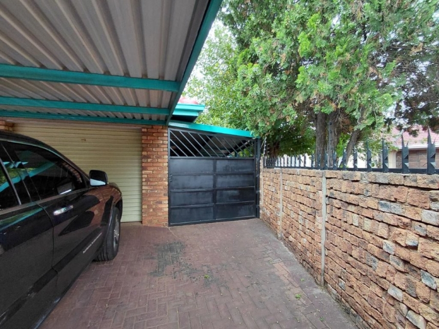 4 Bedroom Property for Sale in Klippoortje Gauteng