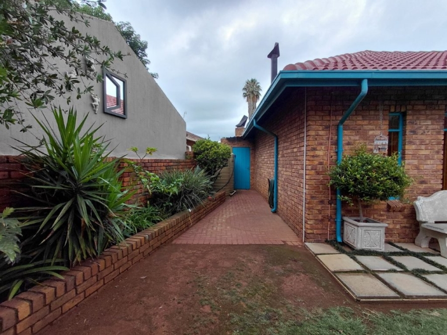4 Bedroom Property for Sale in Klippoortje Gauteng