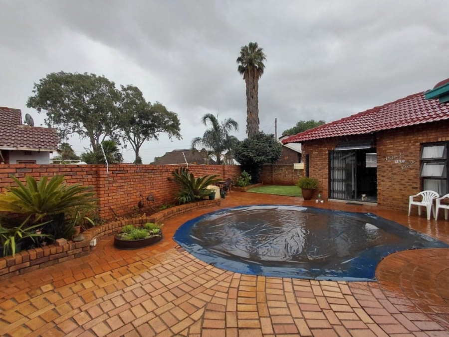 4 Bedroom Property for Sale in Klippoortje Gauteng