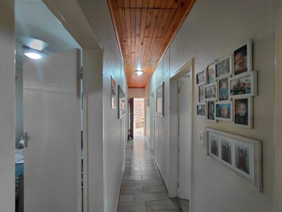 4 Bedroom Property for Sale in Klippoortje Gauteng