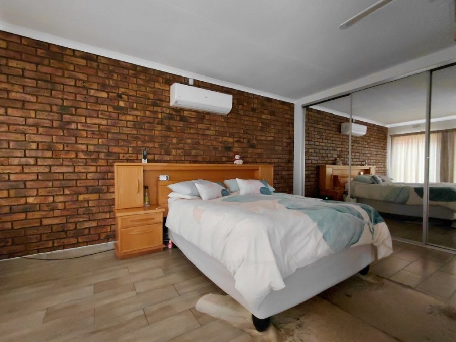 4 Bedroom Property for Sale in Klippoortje Gauteng