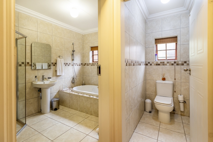 6 Bedroom Property for Sale in Moreleta Park Gauteng