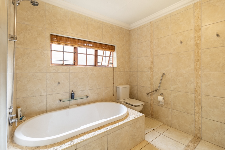 6 Bedroom Property for Sale in Moreleta Park Gauteng