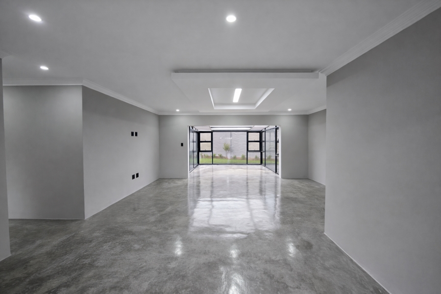 4 Bedroom Property for Sale in Kloofendal Gauteng