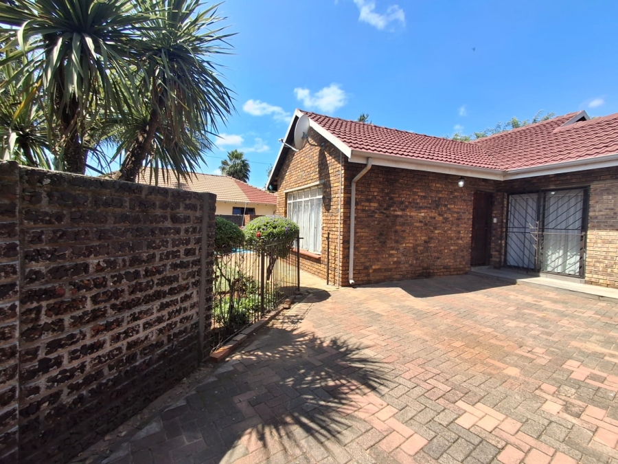 4 Bedroom Property for Sale in Bardene Gauteng