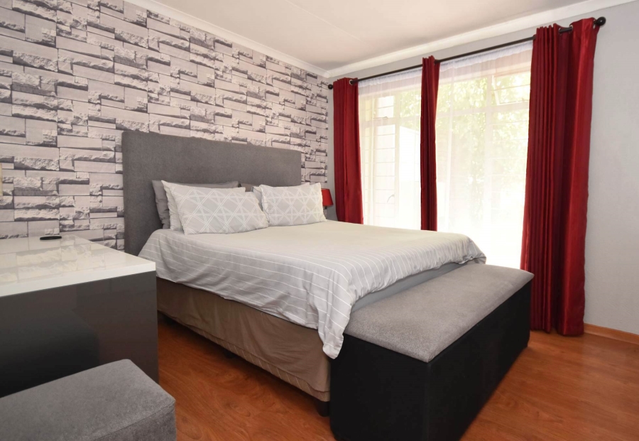 2 Bedroom Property for Sale in Sonneglans Gauteng
