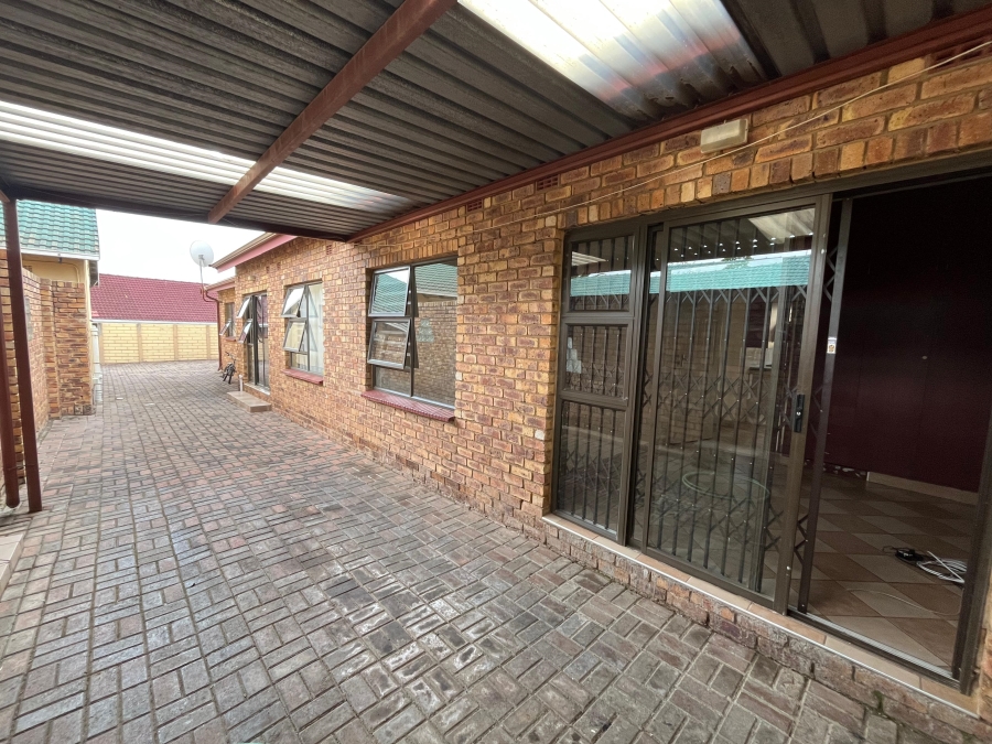 4 Bedroom Property for Sale in Birchleigh North Gauteng