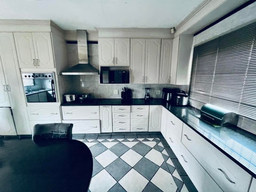 4 Bedroom Property for Sale in Birchleigh North Gauteng