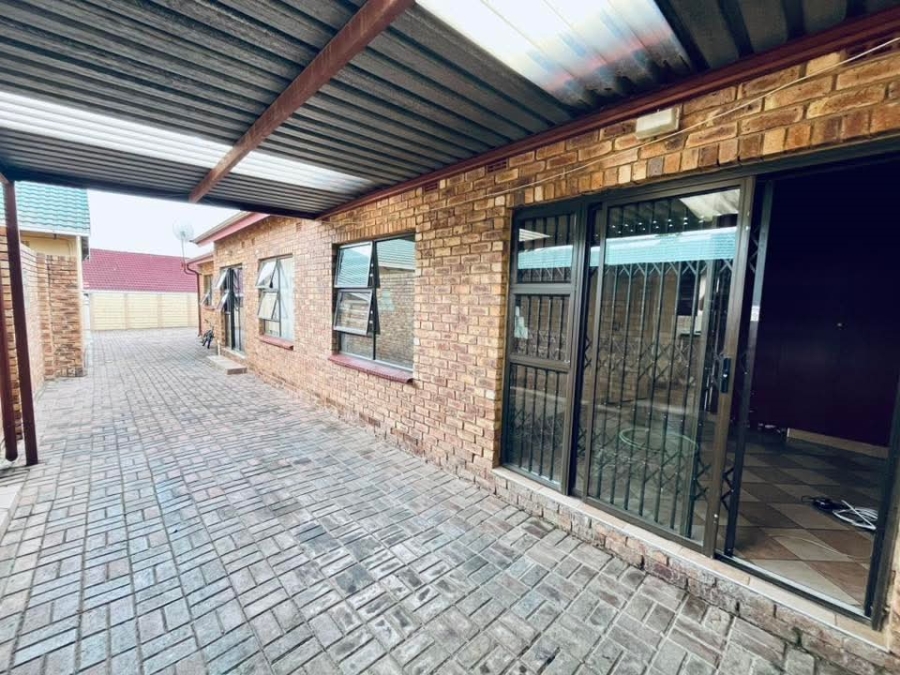 4 Bedroom Property for Sale in Birchleigh North Gauteng