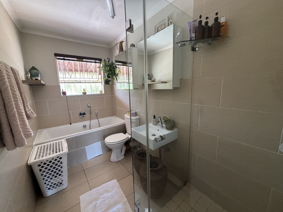 To Let 2 Bedroom Property for Rent in Robindale Gauteng