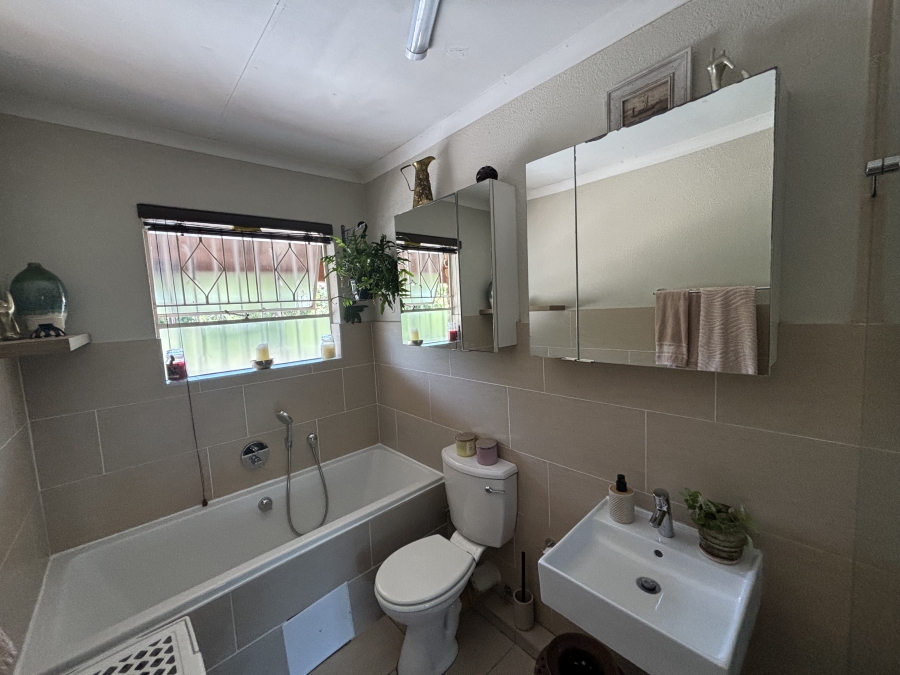 To Let 2 Bedroom Property for Rent in Robindale Gauteng