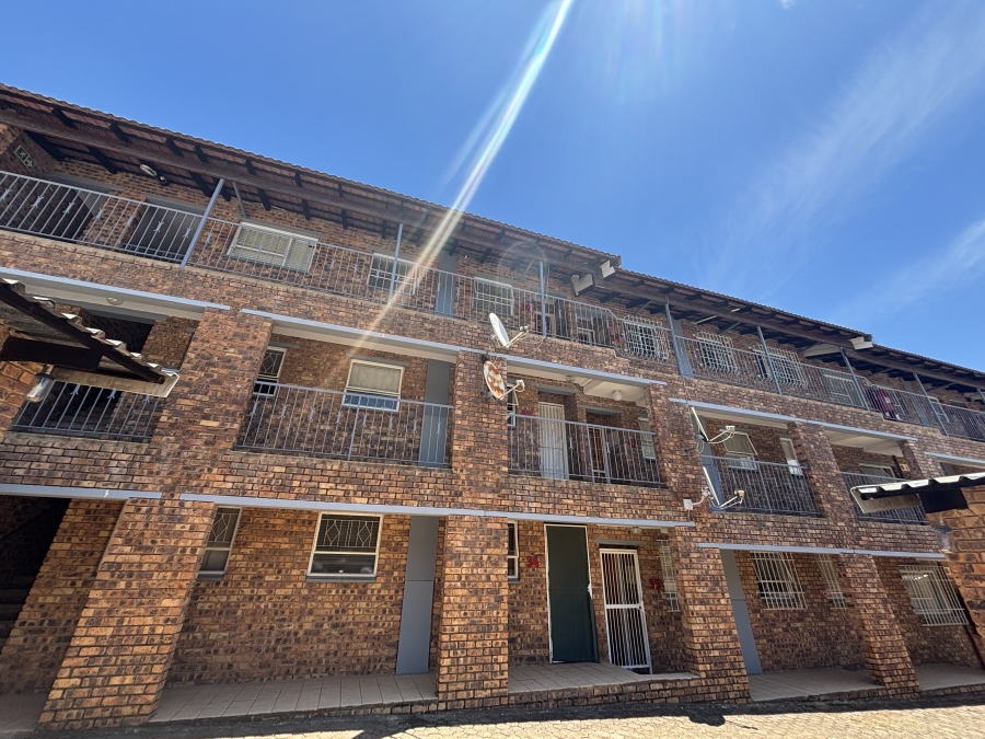 To Let 2 Bedroom Property for Rent in Robindale Gauteng