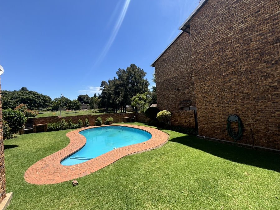 To Let 2 Bedroom Property for Rent in Robindale Gauteng