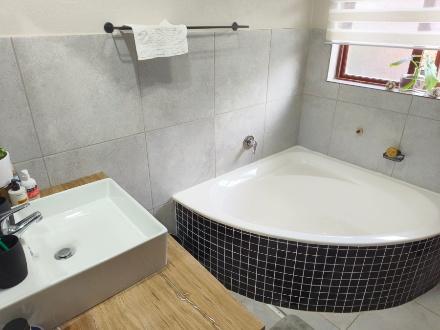 4 Bedroom Property for Sale in Silver Lakes Gauteng