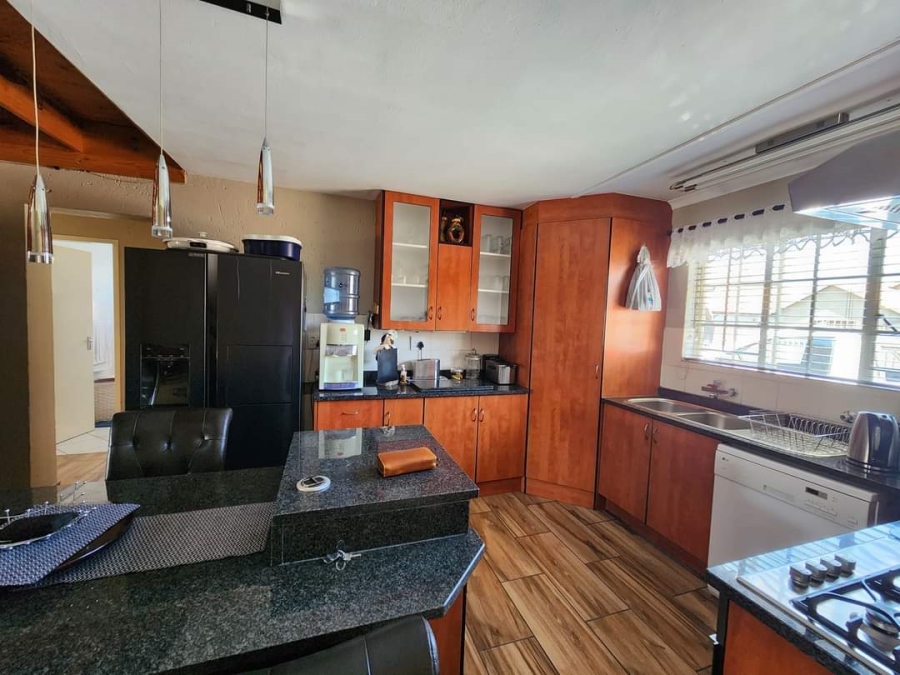 4 Bedroom Property for Sale in Sonneveld Gauteng
