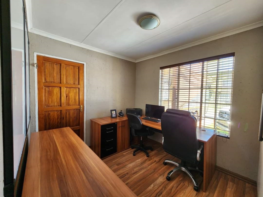 4 Bedroom Property for Sale in Sonneveld Gauteng