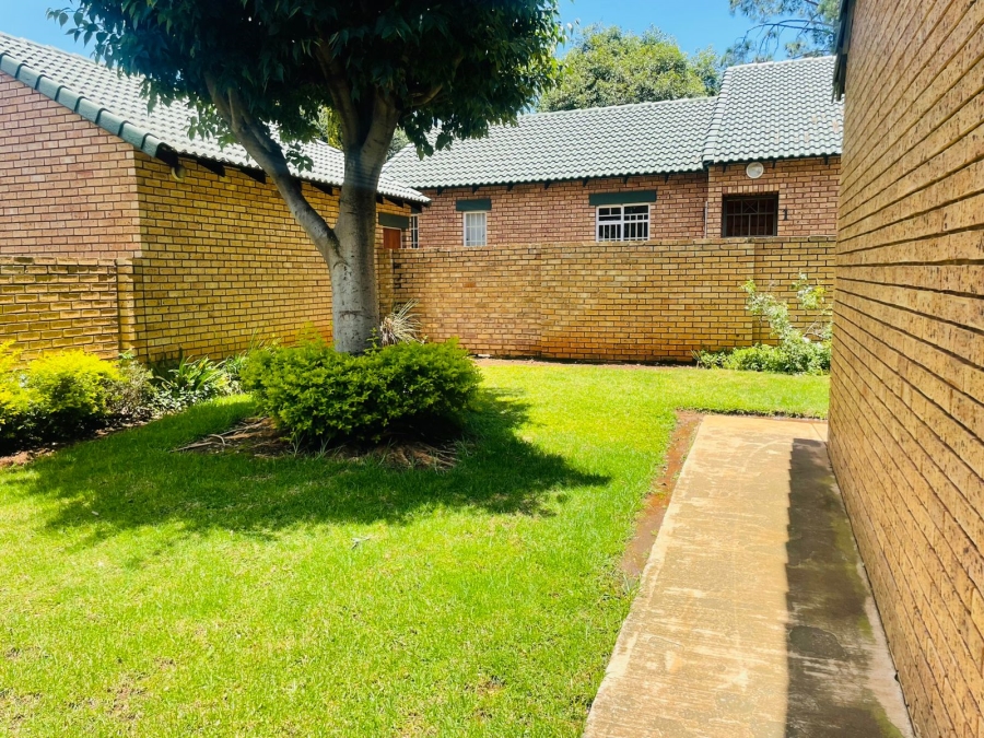 3 Bedroom Property for Sale in Die Hoewes Gauteng
