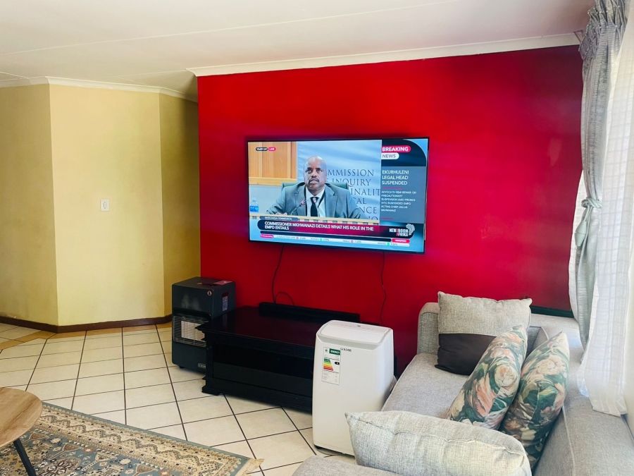 3 Bedroom Property for Sale in Die Hoewes Gauteng